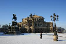 Deutschland, Sachsen, Landeshauptstadt, Dresden, Semperoper, Opernhaus, Sächsische Staatsoper Dresden, Theaterplatz, Reiterdenkmal, König-Johann-Denkmal, Winter