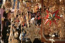 Deutschland, Bayern, Nürnberg, Christkindlesmarkt, Weihnachtsmarkt, Buden, Weihnachtsschmuck, Advent, Winter